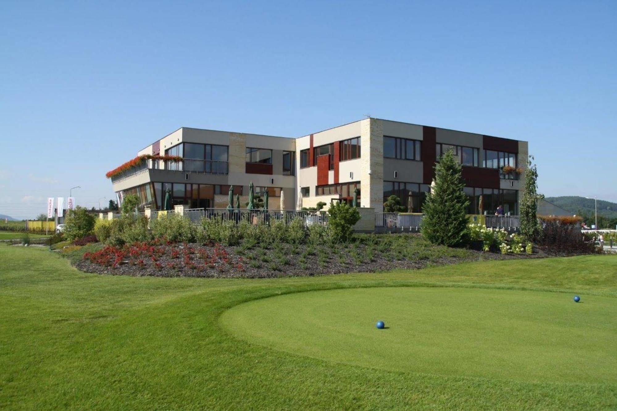 Hotel Beroun Golf Club Екстер'єр фото